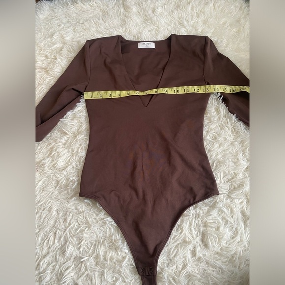 Aritzia Babaton Contour Shoulder Pad V-Neck Bodysuit - Picture 7 of 8